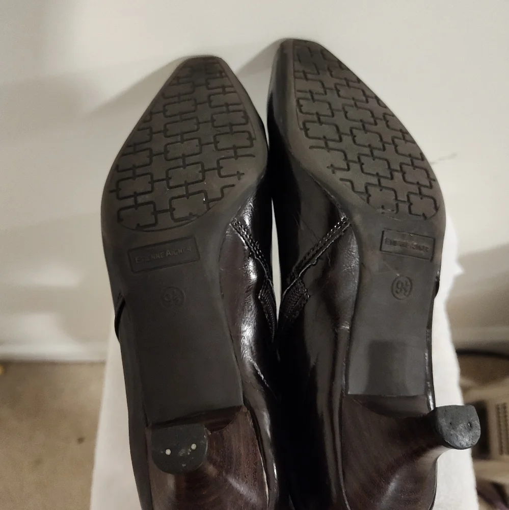 Women's Etienne Aigner brown ankle boots w/ side zippers and heels, 9.5M - Picture 2 of 8